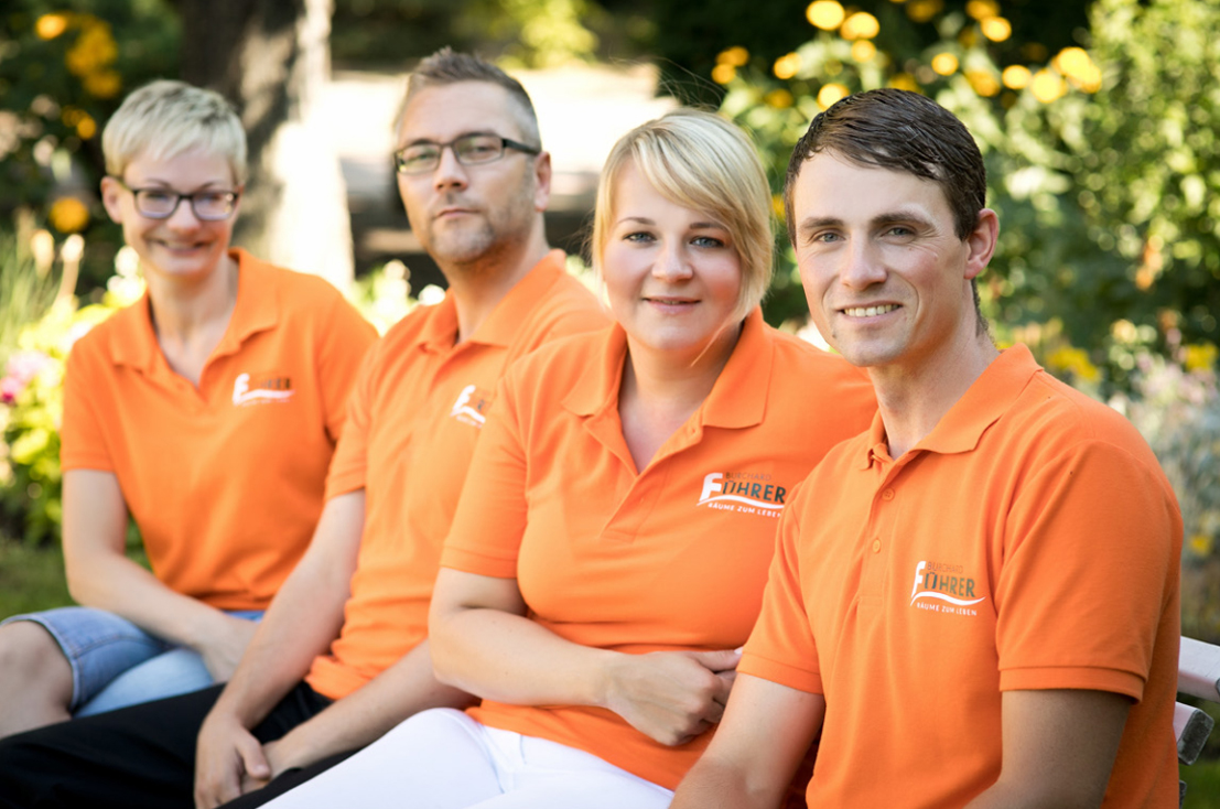 Mitarbeiter der Burchard Führer Gruppe sitzen auf Parkbank