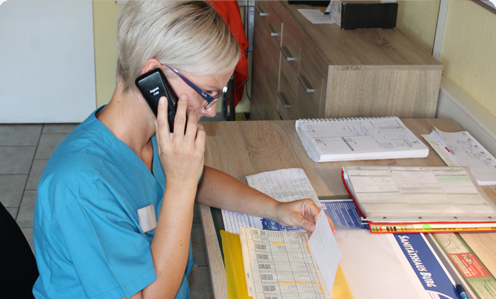 Verwaltungskraft im Büro beim Telefonieren